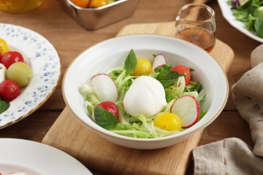 Hindiba ve fesleğenli domates peyniri, limon ve domatesli sos.