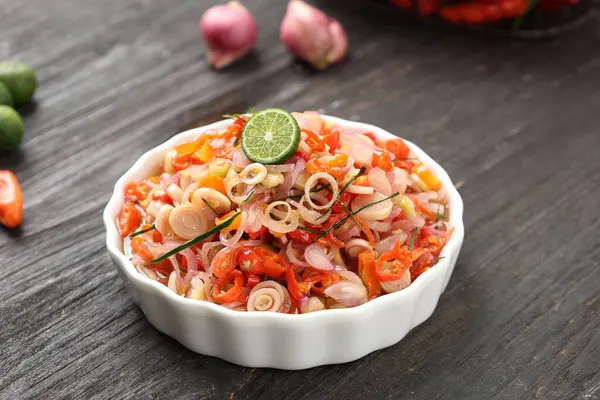 Sambal Matah, Bali Endonezya 'dan Popüler Tabak Sambal. Çiğ biber, Shallots, ve sıcak hindistan cevizi yağlı limon otu.