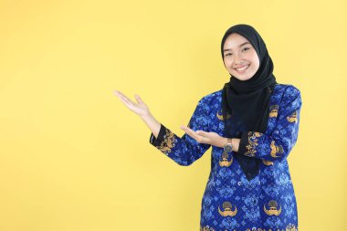 Mutlu Heyecanlı Başörtüsü Endonezyalı Kadın Sağ Tarafı Gösteriyor, Sarı Arkaplanda İzole Edildi 