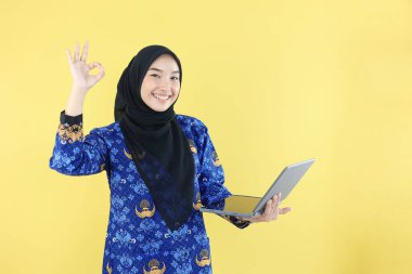 Endonezyalı Kadın ASN PNS Bilgisayarı Tamam Hareketli, Başörtüsü Giyen ve Korpri Üniformalı Laptop Tableti