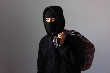 Çantalı Hırsız Beyaz Arkaplanda Soygundan Sonra Mutlu Olmak İçin Gülümsüyor