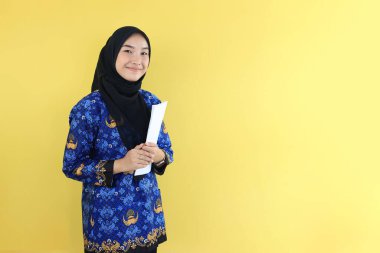 Peçeli Asyalı genç kadın memur, Evrak Getirme Belgesi 