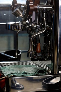 Kahve dükkanında küçük bir Espresso makinesi.