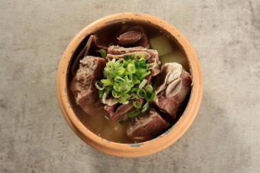 Galbitang, Kore usulü yeşil soğanlı kısa pirzola çorbası. Üst Görünüm 