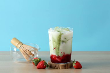 Çilekli Yeşil Çay Matcha Latte, Katmanlı Yaz İçeceği, Çilekli Püre, Süt ve Matcha 
