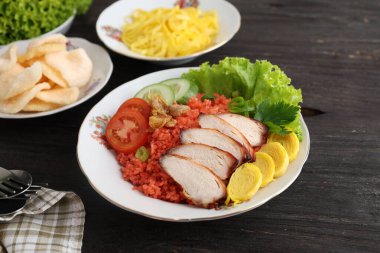 Nasi Goreng Merah Surabaya Dilimlenmiş Tavuk, Yumurta ve Çıtırlar, Endonezya Kızarmış Pirinci