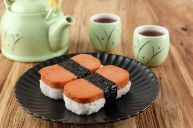 Hawaii Spam Musubi Pirinç Sandviçi Nori Laver Kemeri ile birlikte, Çay ile servis edilir. 