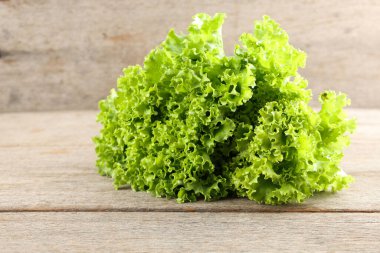 Kırsal Ahşap Masa Arkaplanında Taze Yeşil Marul. - Yakın çekim. Kopyalama alanı