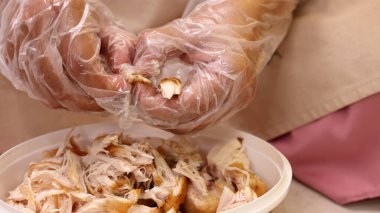 Kadın eli Ayam Suwir yapıyor, Freid göğsü doğranmış tavuk. 