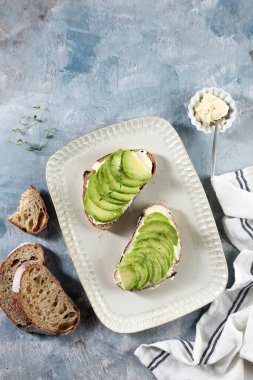 Dilimlenmiş Avokado, Krem Peynir ve Bal ile Açık Sandviç Ekmeği