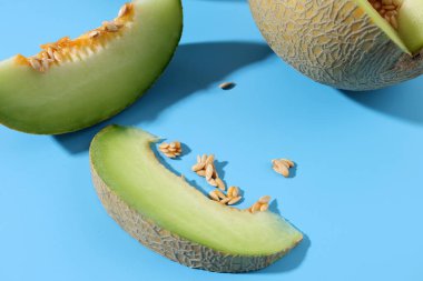 Mavi Arkaplanda Dilimlenmiş Taze Kavun 