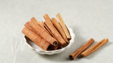 Gri Masa 'daki Cinnamon Çubuğunu Kapat 