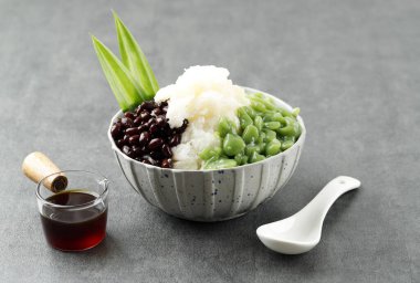 Cendol, Malaysian and Indonesian Dessert Made From Rice Flour with Tear Drope Shape. Served with Crushed Ice Cubes, Red Bean, Variety Fruits. clipart