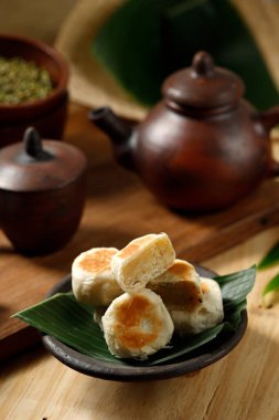 Bakpia Pathuk Yogyakarta, Jogja 'nın içinde Mung fasulye ezmesi olan ince hamur işlerinden yaptığı tipik atıştırmalık. 