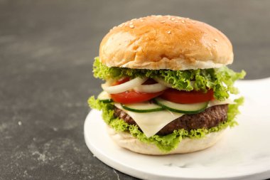 Beyaz Seramik Tabakta Biftek Patty ile Ev Yapımı Hamburger 