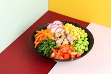 Tavuk, Domates, Mısır, Havuç, Kırmızı Domates, Chuka Wakame, Kızıl Raddish ve Edamame ile Poke Bowl