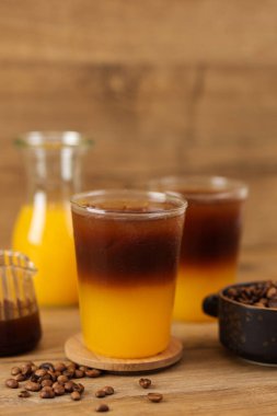 Tahta Masada Ev Yapımı Buzlu Portakal Suyu 