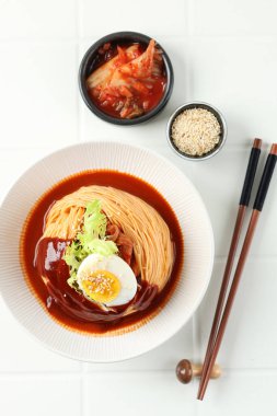 Üst Düzey Koreli Kimchi Bibim Guksu, Beyaz Masada Soğuk Erişte Kore Tarzı