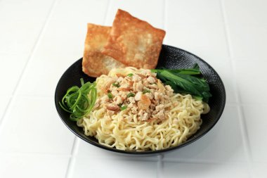 Cwie Mie Ayam Malang, Endonezya 'nın sebzeli haşlanmış eriştesi, doğranmış tavuk ve pangsit krakerleri. 