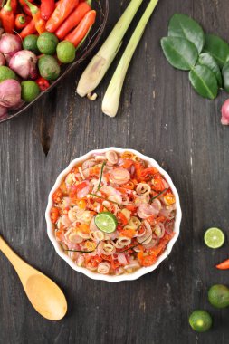 Top View Sambal Matah, Chopped Chli, Shallot ve Lime. Bali Yan Tabağı 