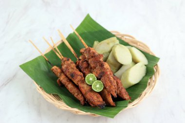 Sate Ayam veya Chicken Satay, Endonezya Baharatlı Şiş ve Izgara Tavuk, Lontong ile servis edilir. 