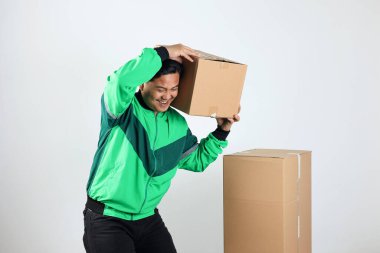 Sürücü Kartonu Tutarken Motorsiklet Şoförü Gülümsüyor. Metin için Boşluğu Kopyala 