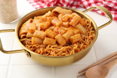 Tteokbokki with Noodle, Baharatlı Gochujang sosunda pişirilmiş pirinç unundan yapılan Kore yemeği. Rabokki, Ramyeon Topokki