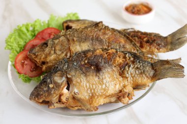 Cam Tabakta Kızarmış Altın Balık, Ikan Mas Goreng 