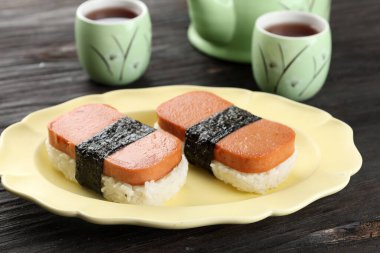 Klasik Hawaii Spam Musubi 'si, Spam Meat, Seasoned Rice ve Nori Seaweed Belt ile paketlenmiş.