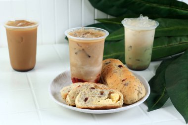 Dilimlenmiş yaban mersini kremalı peynirli ekşi ekmek ya da çilekli sütlü Roti Macan. 