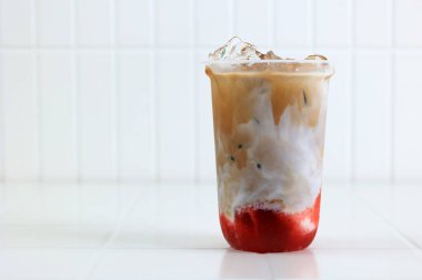 Beyaz Masada Buzlu Çilekli Sütlü Latte 