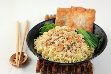 Mie Ayam ya da Tavuk Eriştesi, Endonezya Halk Yemeği Erişte, Tavuk ve Çorbalı Yeşil Sebze. 