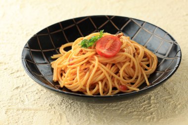 Kıymalı biftek soslu makarna ve domates soslu bolonez. 