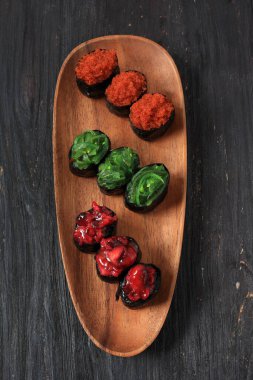 Ahtapot, Tobiko, Chuka Wakame ve Gunkan Maki Suşi seti. 