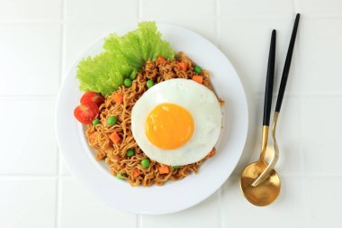Kızarmış Erişte Indomie Goreng Sunny Side Egg, Top View ile 