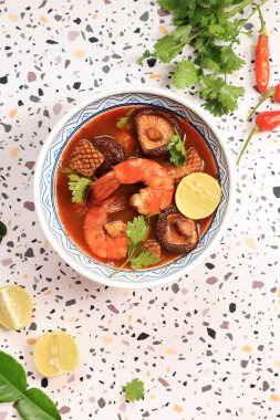 Üst Manzara Tom Yang Kung Deniz Ürünleri Karides Tayland Çorbası Limon ve Limon Çimeni 