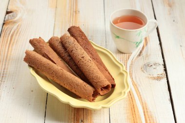 Kue Semprong veya Waffle Egg Roll, Çayla servis edilir
