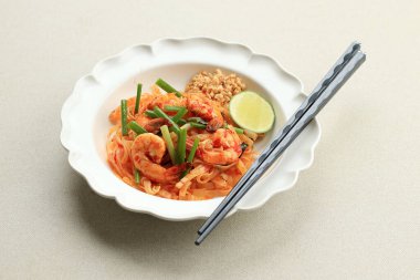 Pad Thai, Kızarmış Erişte ve karides. Popüler Tayland Sokak Yemekleri 