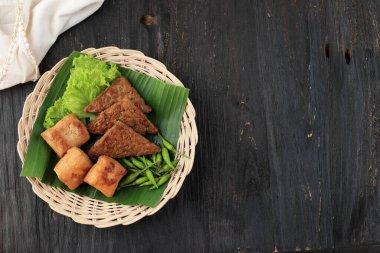 Tahu Tempe Bacem. Tatlı Baharatlı Tofu ve Tempeh. Metin için Boşluğu Kopyala 