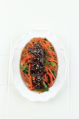 Japchae veya Glass Noodles Sebzelerle Kızartılmış, Bulgogi Japchae