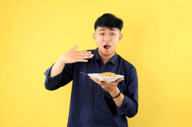 Friedn Erişte Yiyen ve Baharatlı Jest Yapan Asyalı Genç, Çok Sıcak Mie Goreng Ye 