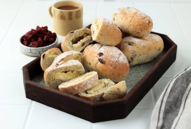 Roti Macan, kızılcık peynirli ekşi ekmek Beyaz Masada Kahveli 