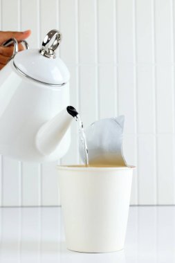 Sıcak su dök Anında Ye Erişte, Beyaz Masa üzerinde 