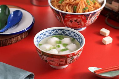 Berrak Balık Topları Kuey Teow Erişteleri Çorba Çiğnenmesi