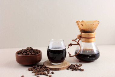 Lezzetli Drip Kahve ve Fasulyeli Cam Chemex Kahve Makinesi, Krema Masası, Metin İçin Uzayı Kopyala 