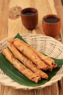 Pisang Aroma ya da Banana Spring Roll, Turon olarak bilinir. 