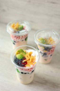 Plastik Kupada Es Teller Sultan, Endonezya Geleneksel Meyve Halk Yemeği 