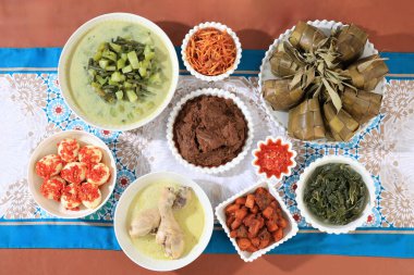 Kurban Bayramı 'nda geleneksel Endonezya Menüsü, Ketupat Lebaran, Rendang, Opor, Sambal Goreng. Üst Görünüm 