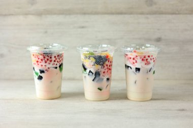 Plastik Kupada Es Teller Sultan, Endonezya Geleneksel Meyve Halk Yemeği