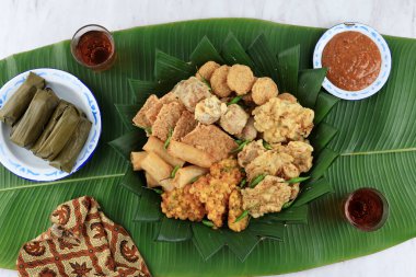 Üst Manzara Çeşitli Gorengan Bumbu Kacang Takjil için Muz Yaprağı Üzerine Uzun Pirinçli Kek ile Fast Kırıyor 